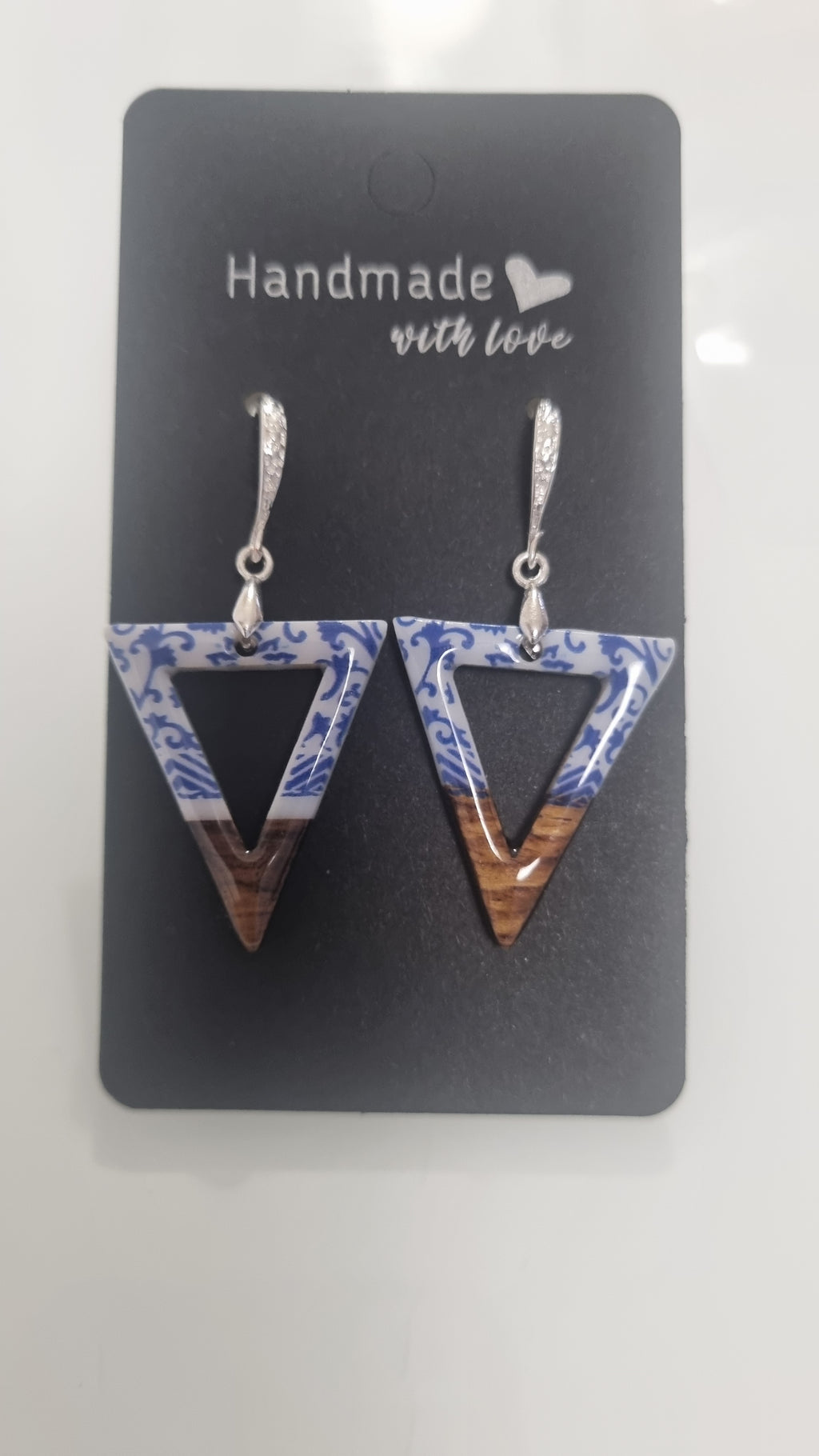 Orecchini Artigianali Geometrici in Legno e Resina – Maiolica Blu