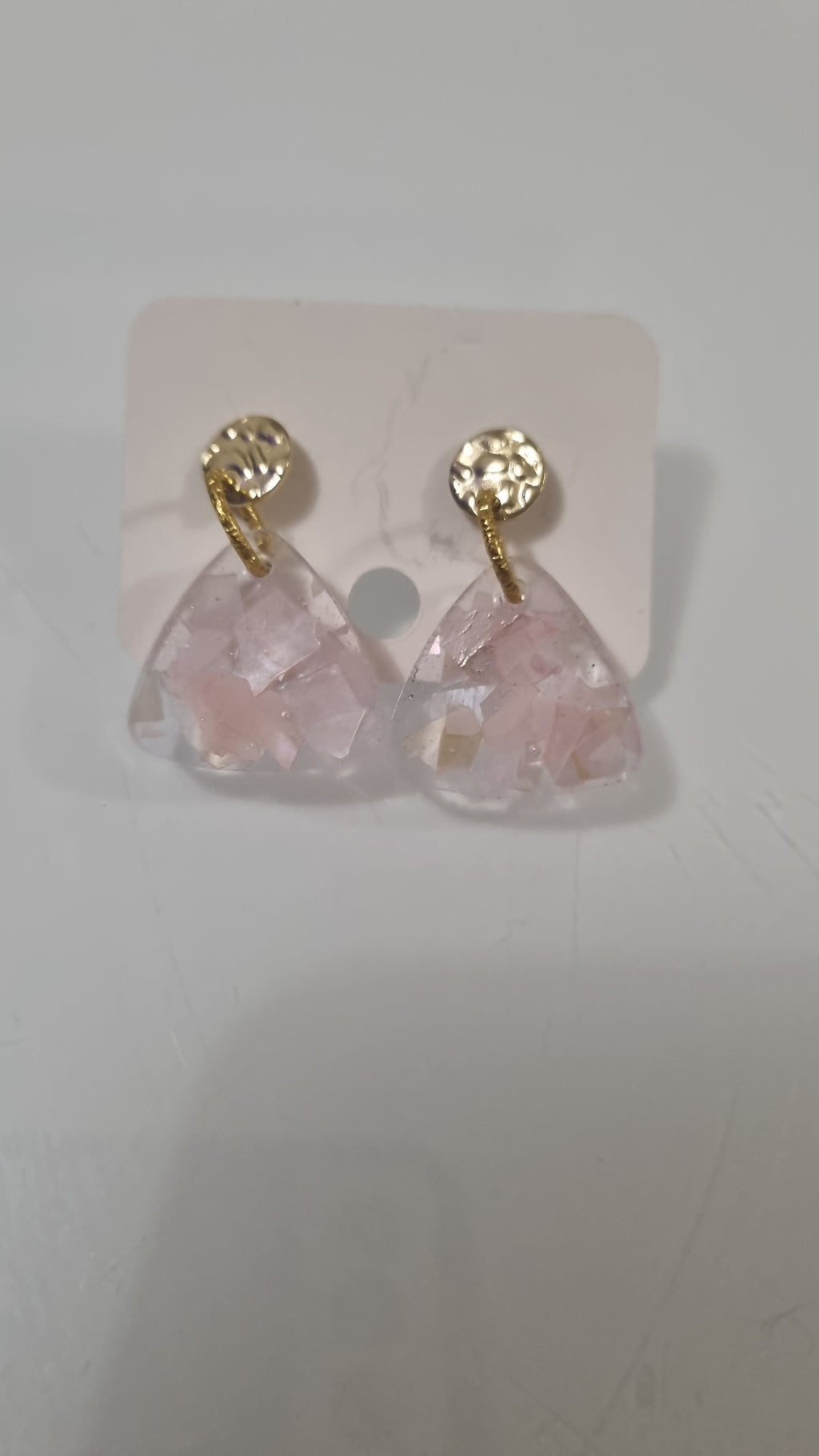 Orecchini "Petalo Rose" – Triangoli in Resina e Frammenti di madreperla rosa