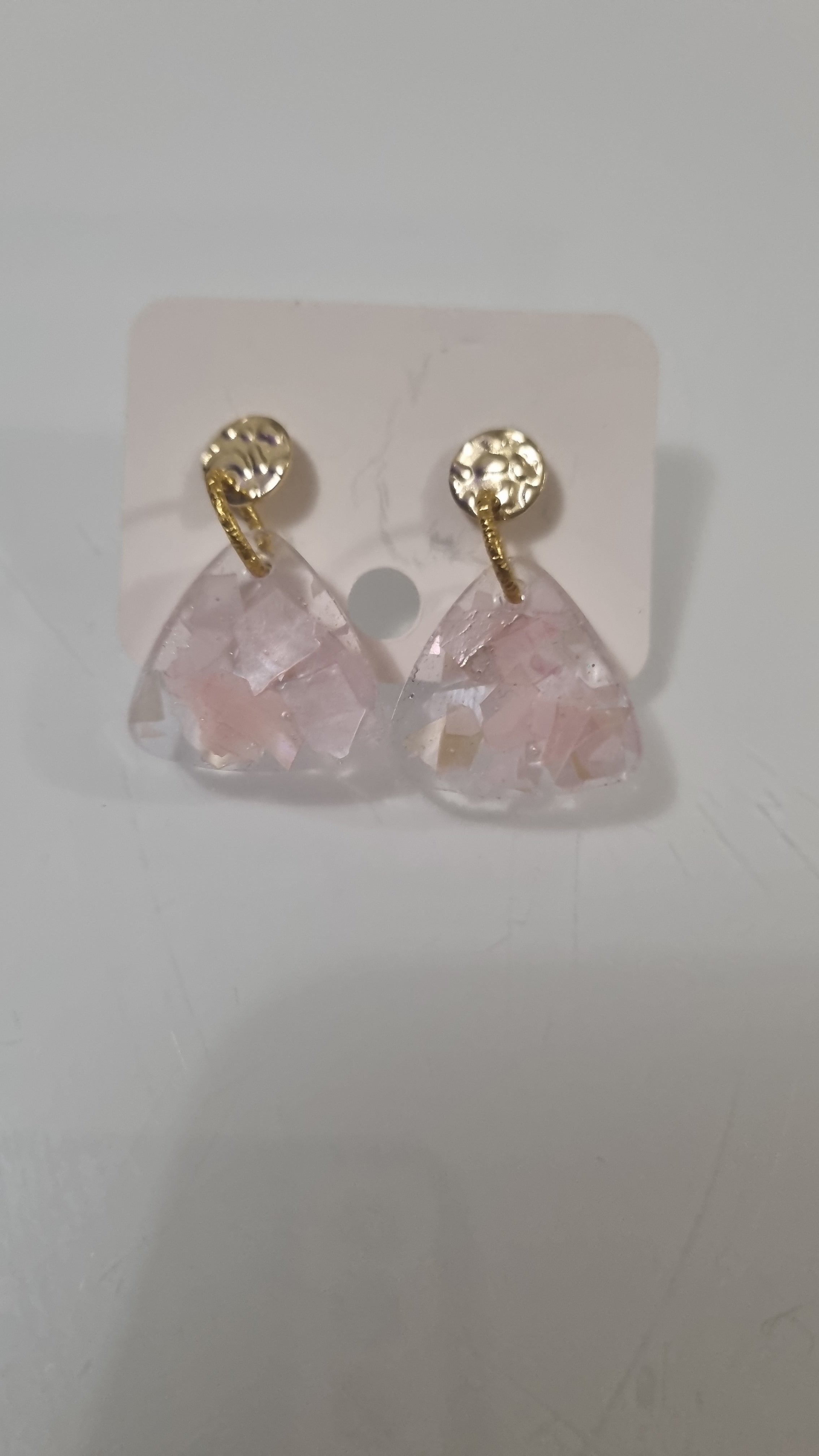 Orecchini "Petalo Rose" – Triangoli in Resina e Frammenti di madreperla rosa