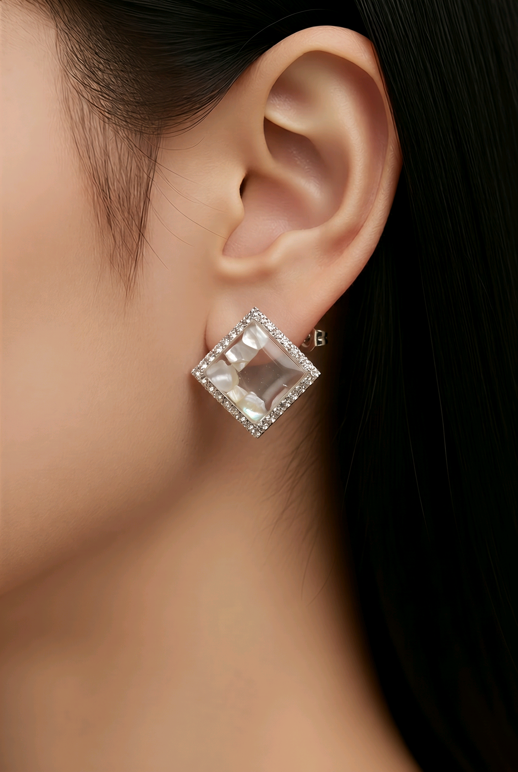 Orecchini Quadrati "Crystal Shell" in Resina, Madreperla e Strass