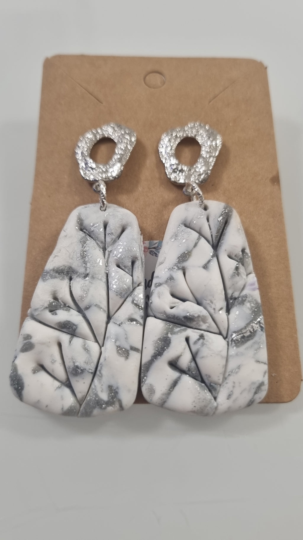 Orecchini "Silver Branch" – Pasta Polimerica Incisa a Mano con Foglia Argento