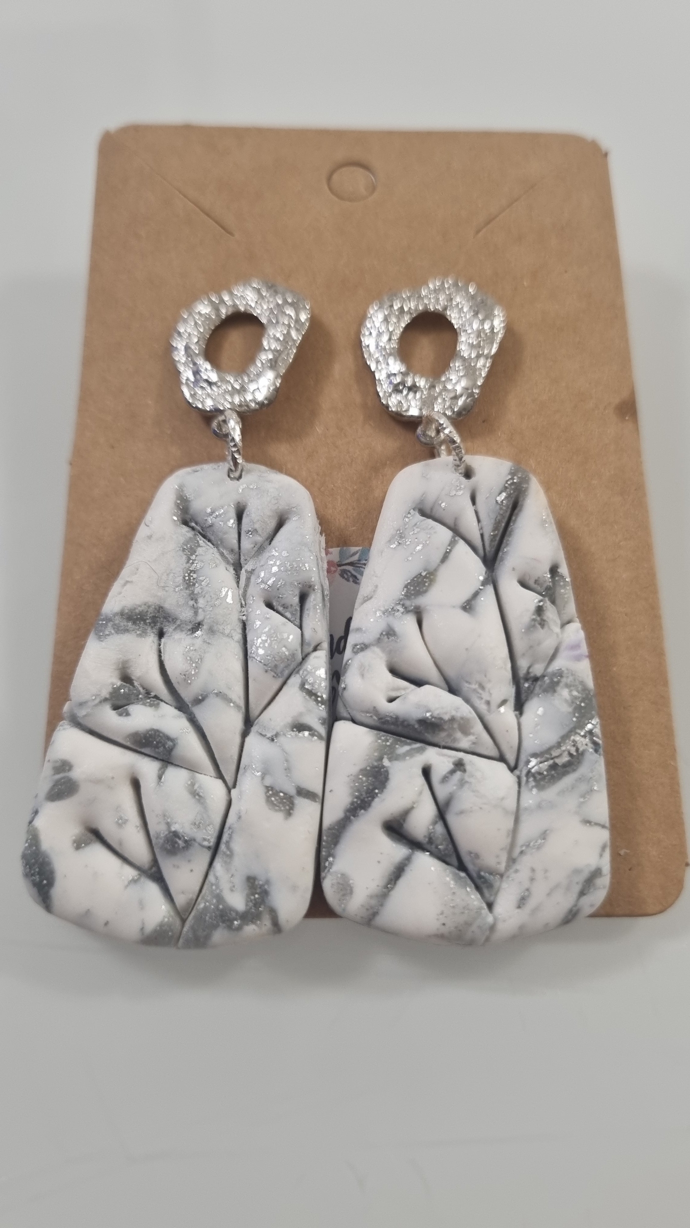 Orecchini "Silver Branch" – Pasta Polimerica Incisa a Mano con Foglia Argento