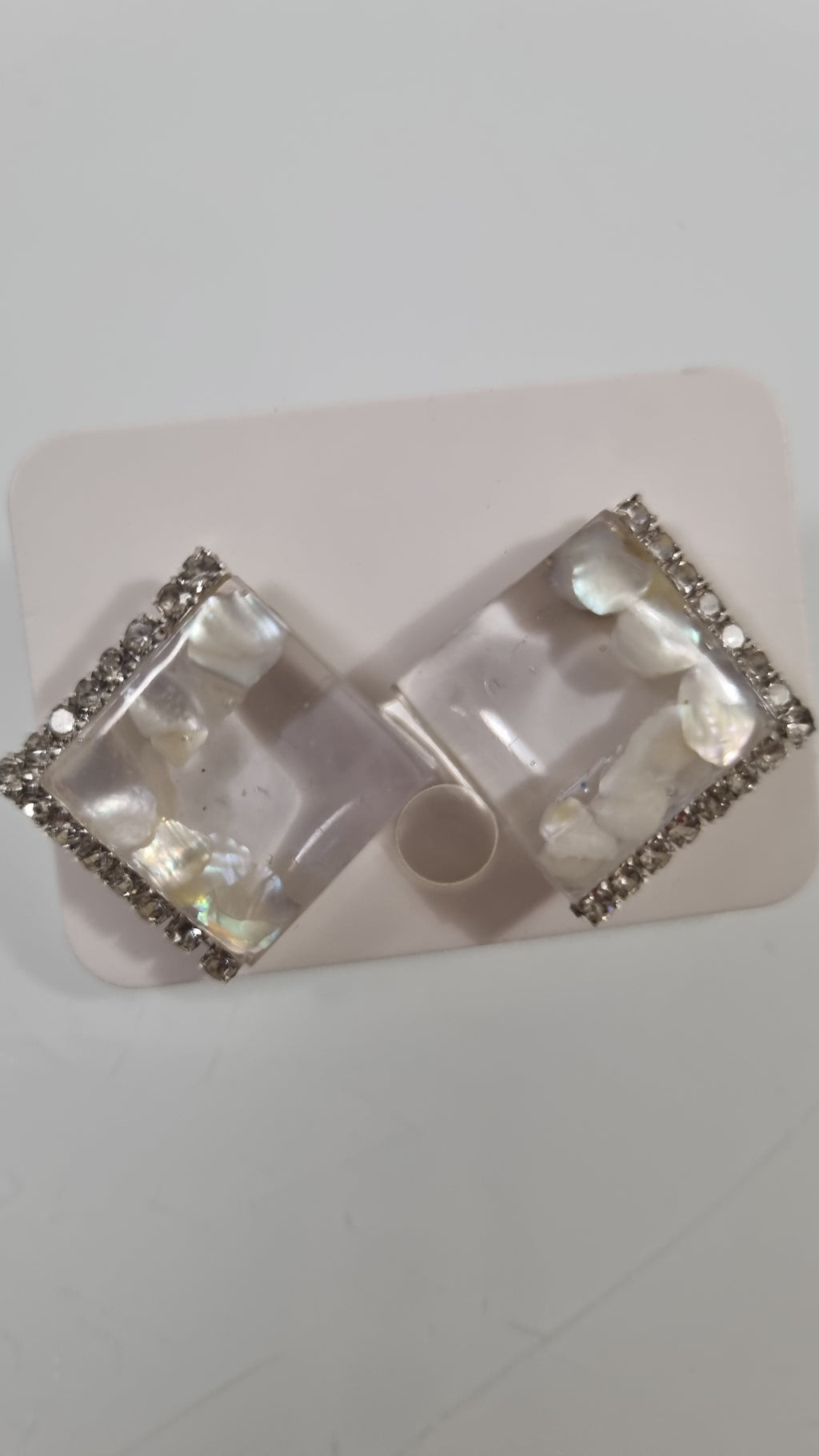 Orecchini Quadrati "Crystal Shell" in Resina, Madreperla e Strass