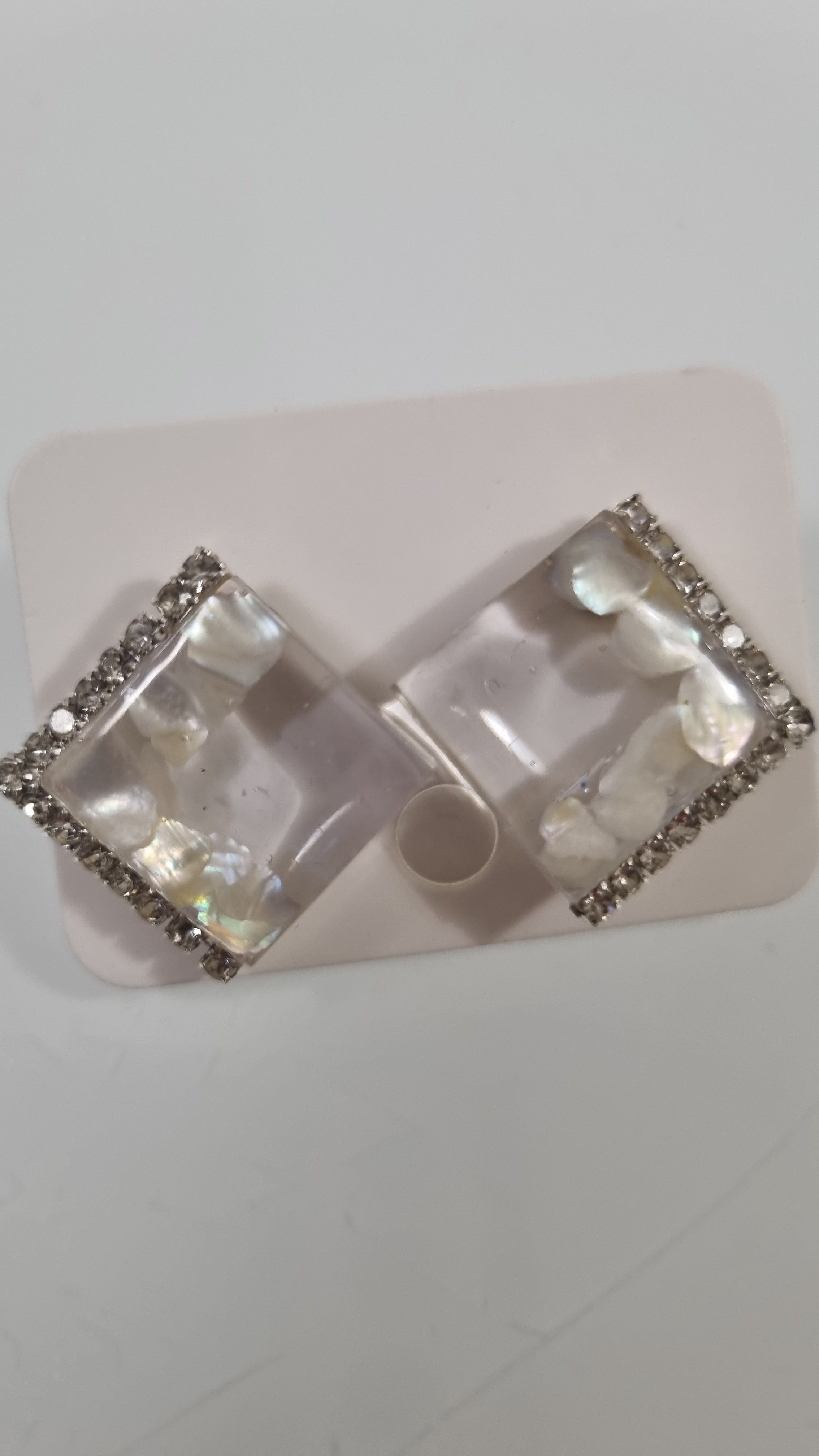 Orecchini Quadrati "Crystal Shell" in Resina, Madreperla e Strass