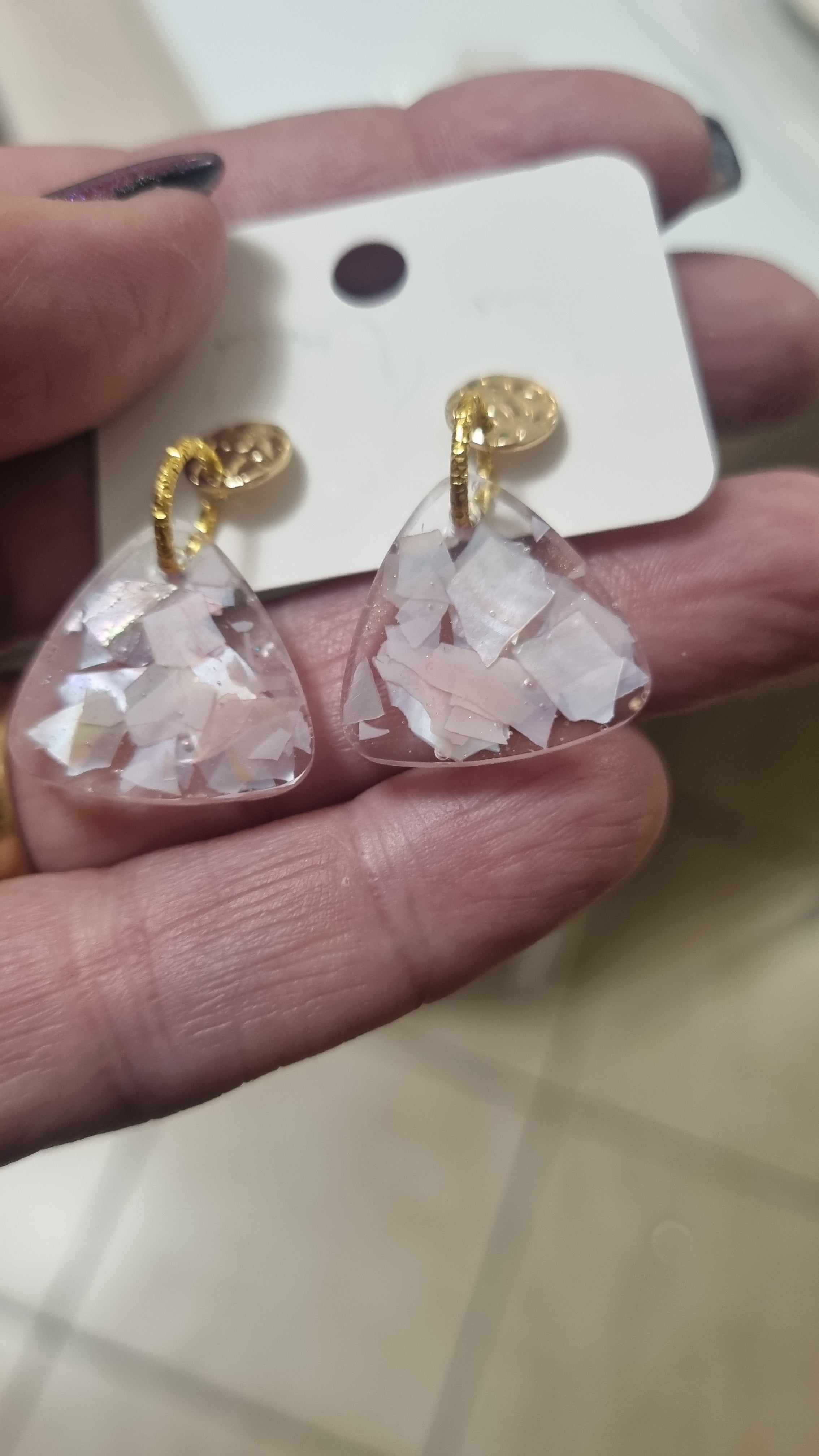 Orecchini "Petalo Rose" – Triangoli in Resina e Frammenti di madreperla rosa