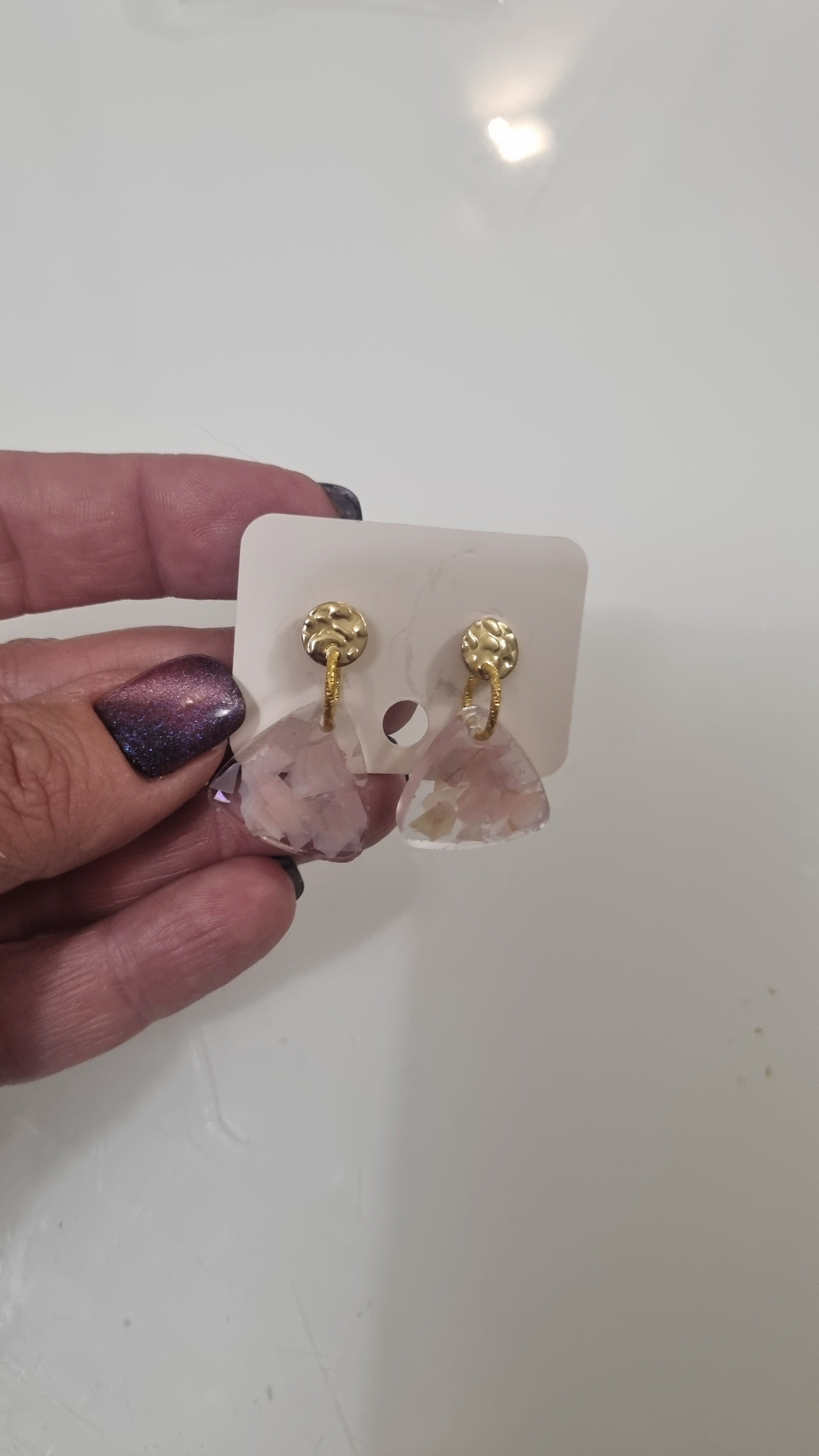 Orecchini "Petalo Rose" – Triangoli in Resina e Frammenti di madreperla rosa