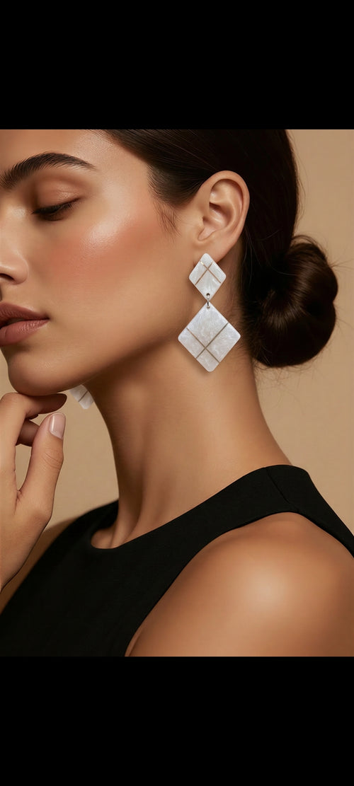 Orecchini "Geometric Grid" – Doppia Losanga in Resina con Linee Metalliche