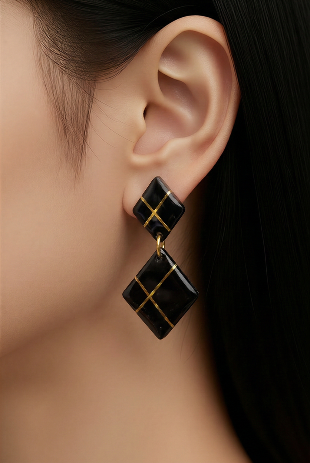 Orecchini "Geometric Grid" – Doppia Losanga in Resina con Linee Metalliche